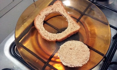 Fatia de pão no prato com furo no meio