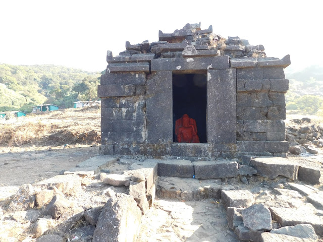 पुष्करणीचा मागील बाजूला असलेले गणपती मंदिर