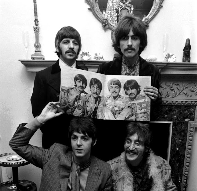 The Beatles  posan con la portada de su nuevo álbum 'Sergeant Pepper's Lonely Hearts Club Band' el 19 de mayo de 1967