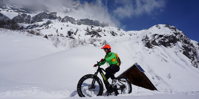 fatbike électrique en hiver au pays du Mont-Blancsous la chaîne des Fiz, Passy