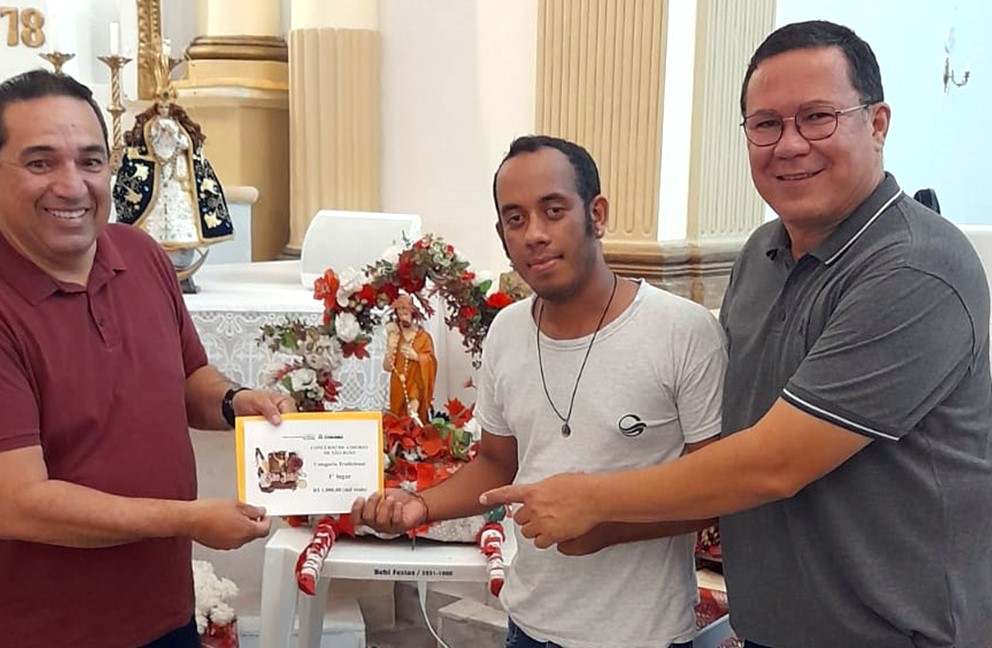 Prefeito Marcelo Iunes (E) premiou os vencedores do concurso de andores