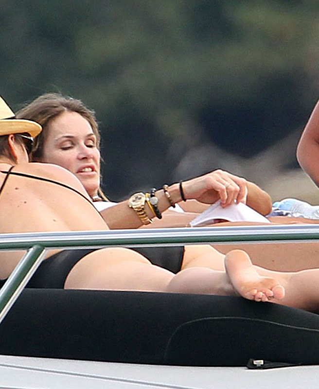 Elle Macpherson scratches her