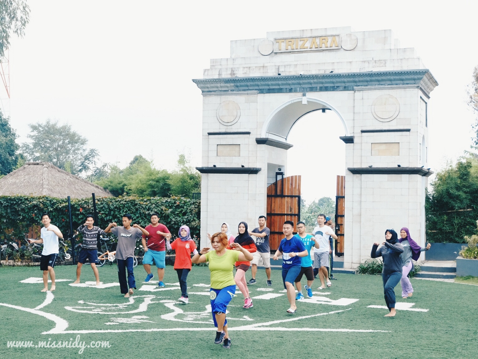 olahraga zumba di trizara resorts bandung