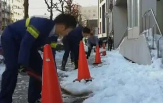 Erupção de vulcão e avalanche simultâneos atingem o Japão