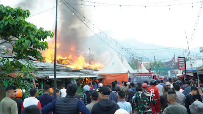 Sebanyak 7 Rumah Dilahap Si Jago Merah di Kawasan Pasar Kuliner Padang Panjang