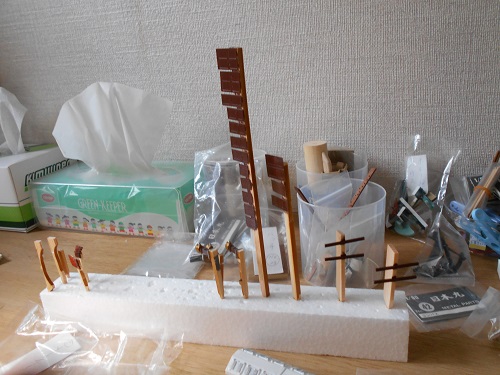 57、帆船模型日本丸を作る・ブリッジの製作と部品の塗装。茶色に塗装した部品です。扉、コンパスなど。