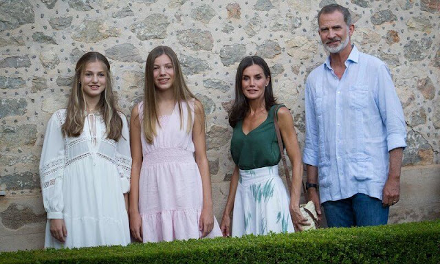 Queen Letizia wore a skirt by Pablo Erroz. Majorcan ikat fabric. Crown Princess Leonor and Infanta Sofia