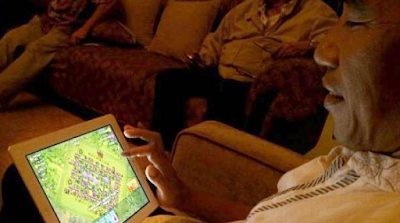 Beredar Foto Jokowi Bermain Game Clash of Clans. Benarkah?