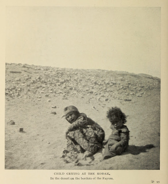 طفل وامرأة في الصحراء على حدود الفيوم