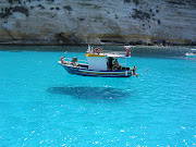 . la montagna a strapiombo con lo splendido mare, perla di rara bellezza, . (sfondomare )