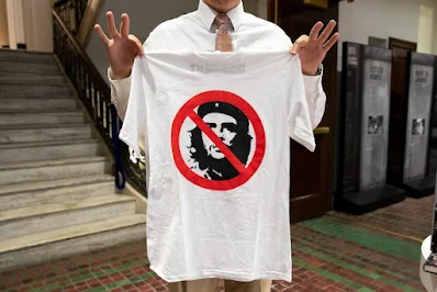 Uma camiseta anti-Che Guevara disponível no recém-inaugurado Museu das Vítimas do Comunismo em Washington, DC (Amanda Andrade-Rhoades/For The Washington Post)