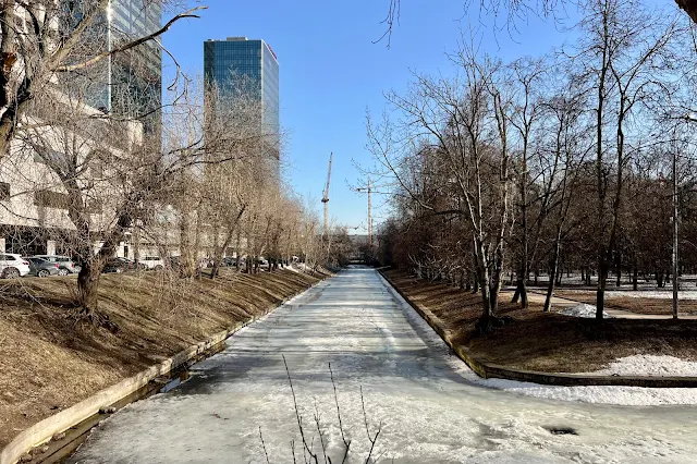 Мантулинская улица, парк Красная Пресня, Восточный пруд