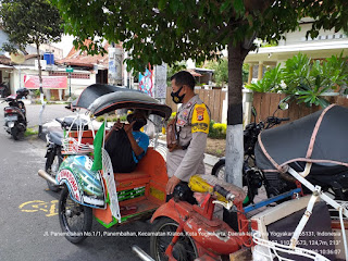 Cegah Penyebaran Covid-19, Bhabinkamtibmas Panembahan Sambang Dialogis Ajak Masyarakat Patuhi Prokes