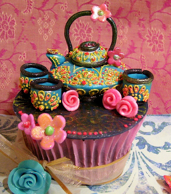 These incredible cakes and cupcakes came from the Henna Inspired set on 