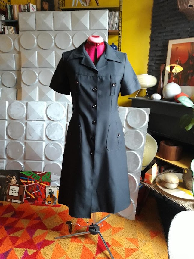 une robe des années 70  70s black stewardess dress