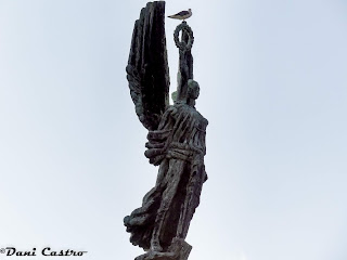 En la plaza de Galicia nos encontramos con el monumento a los caídos en África. Este monumento se encuentra frente a correos y la entrada del arsenal