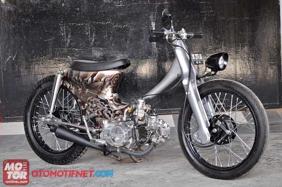 Foto Modifikasi Honda Kirana berkonsep Choopy Cub Bali Kulture dengan karakteristik tatto art juga ditonjolkan setang dibikin terondol sepatbor belakang bawaan motor dilepas dan dibiarkan terondol. Lalu urusan jok, dibikin jadi model single seater bodi kiri dan kanan, diairbrush ikan koi warna hitam beserta air dan shadownya