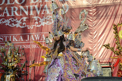Rancangan Kostum Batik SBC 9 2016 , SBC Exihibition, hari pertama SBC, Solo batik carnival, Carnaval batik, grand carnaval batik, benteng vastenburg, rancangan kostum batik bertema matahari, candi, lampu,  gamelan, keris