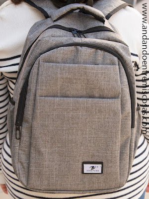 Mochila gris con bolsillos