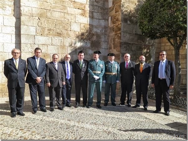 Parte de la representación de la Cofradía con el Capitán Jefe de la Compañía de Valdepeñas, y el Brigada Jefe del Destacamento de Tráfico