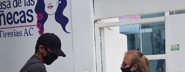 ONU México/Luis Arroyo Mujeres trans entregan comida gratuita de lunes a viernes para mostrar su solidaridad con las personas de escasos recursos.