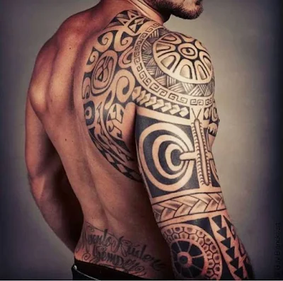 tatuaje maori en brazo de atleta