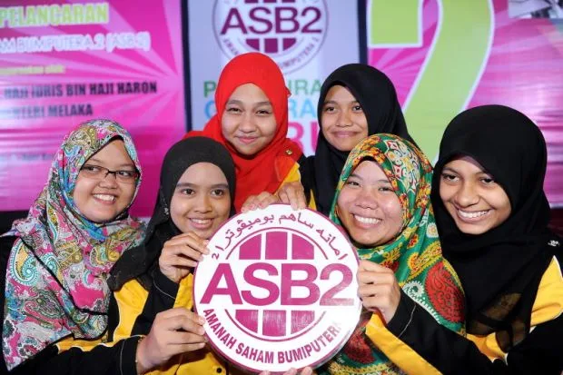 gambar gadis-gadis Melayu comel teruja main saham, mahasiswi