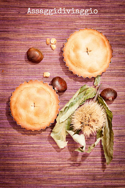 crostatine di farina di castagne con pere, amaretti e cacao