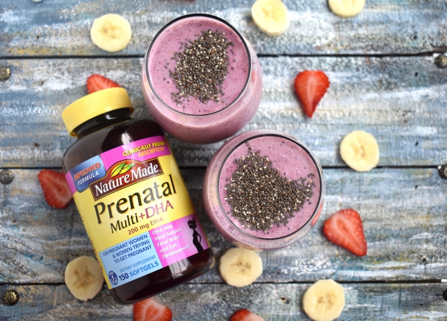  Pregnancy Superfood Smoothie is loaded with nutrients for a healthy mom and baby including berries, banana, Greek yogurt, chia seeds and peanut butter. www.nutritionistreviews.com