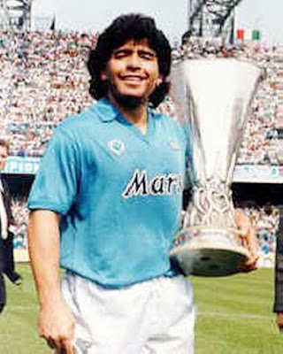 Foto de Diego Maradona feliz con su copa
