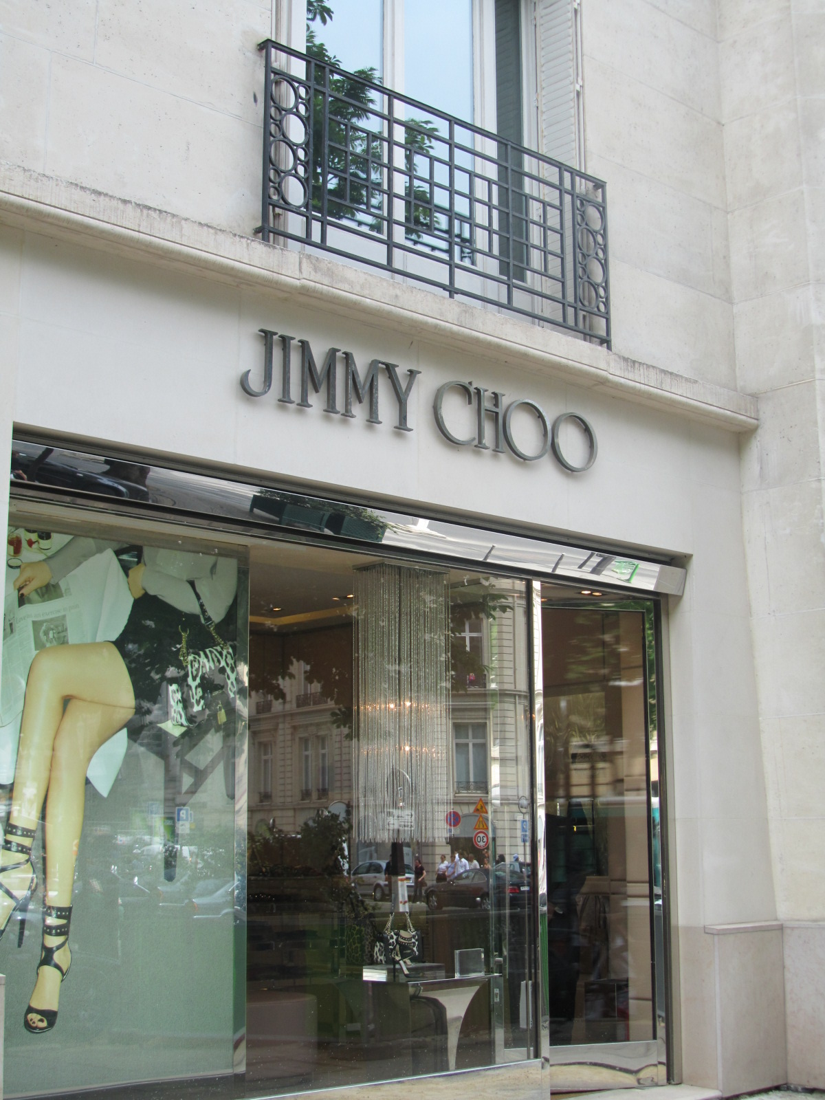 https://blogger.googleusercontent.com/img/b/R29vZ2xl/AVvXsEgsoDvtqG7_Ys8DJr5ln7NOn1UuoGoNLrSRa_F4FUhX6R5cWWjuc4jsUMN6k62jElo12lBkJhB3SjW6JLTz3bqUIR9L3AabwPMGVY24XwV5rMmnyBjwiW91KSwhMysFm0GHBSYUtHEytHo/s1600/Jimmy+Choo+Paris+Designer+shopping.jpg
