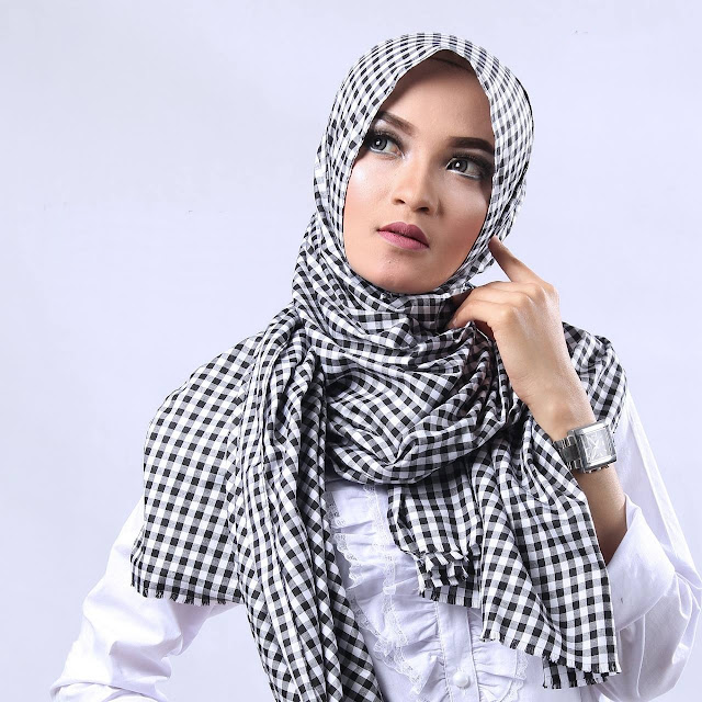Model hijab Monochrom Pashmina