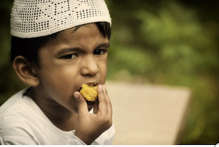 melatih anak puasa