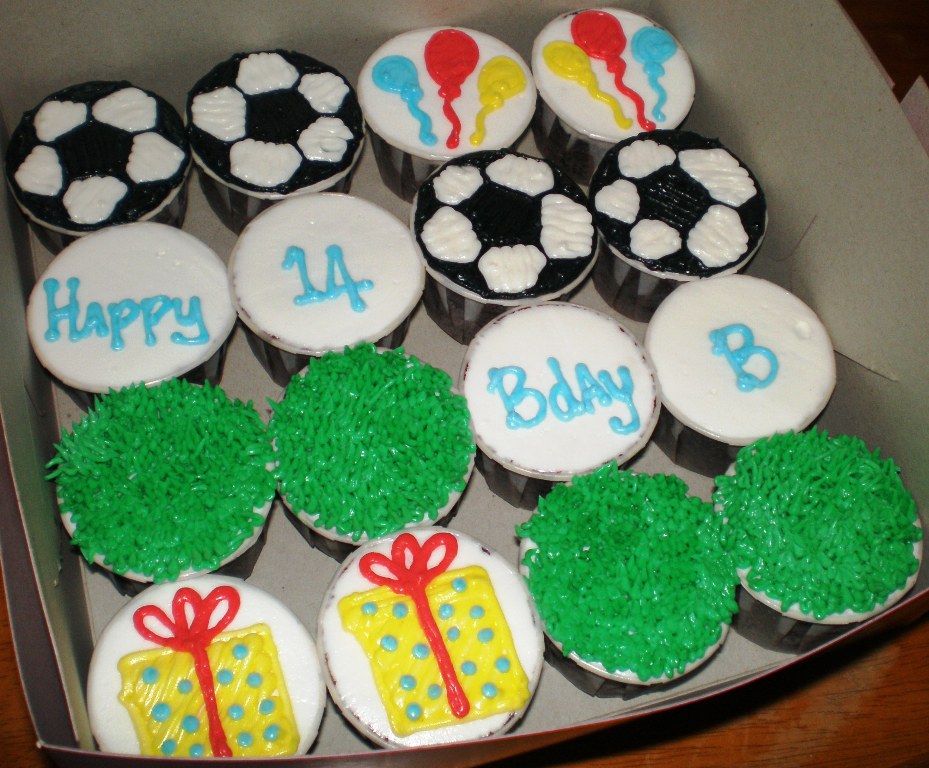 cupcakes cartoon. birthday cupcakes cartoon.