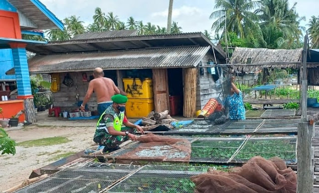 Cuaca Tidak Menentu, Babinsa David Alaslan Himbau Nelayan Agar Berhati-Hati Saat Hendak Melaut 