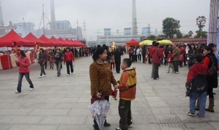 [chinese+boy+pulls+mother+hair+1.JPG]