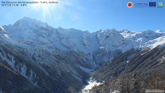 Vista verso la zona dell'Ortles (Trafoi). In alta montagna, su versanti in ombra, la neve fresca si è depositata perlopiù su un manto nevoso continuo. Qui è necessaria una maggiore cautela a causa degli accumuli eolici (Fonte: foto-webcam.eu, 24.11.2022)