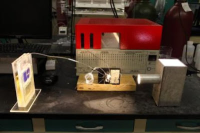 Simulated sunlight powers a solar cell that converts atmospheric carbon dioxide directly into syngas. Credit: University of Illinois at Chicago/Jenny Fontaine