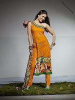 Kareena Kapoor on Firdous Fashion121