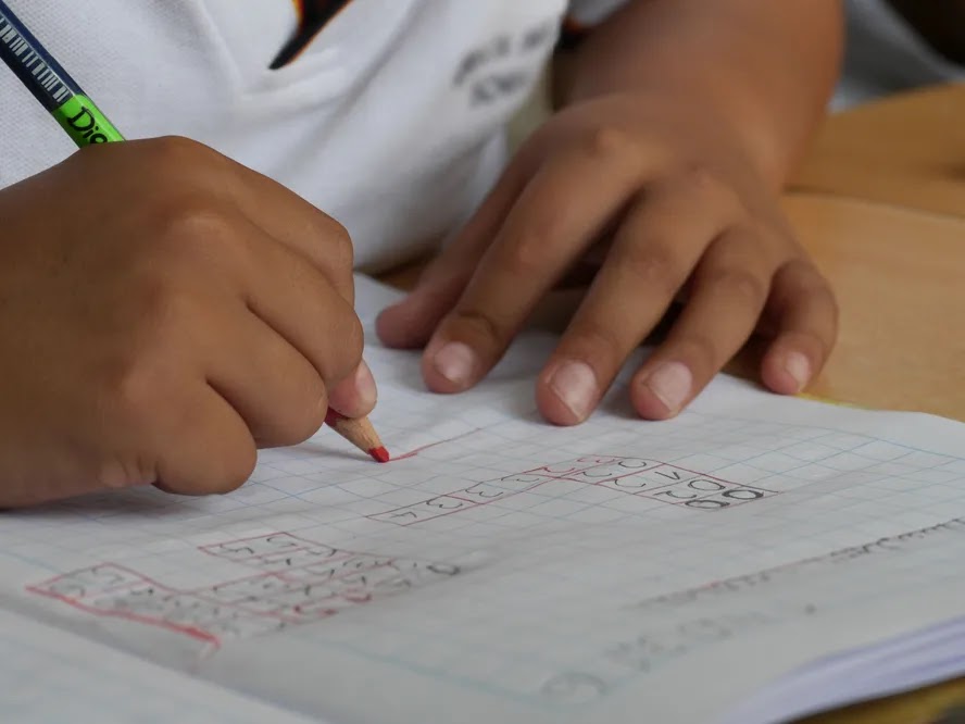 Questão de matemática em prova de crianças de 10 anos viraliza a web; Você consegue responder?