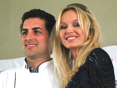 Julia Trappe feliz junto a Juan Diego Florez 