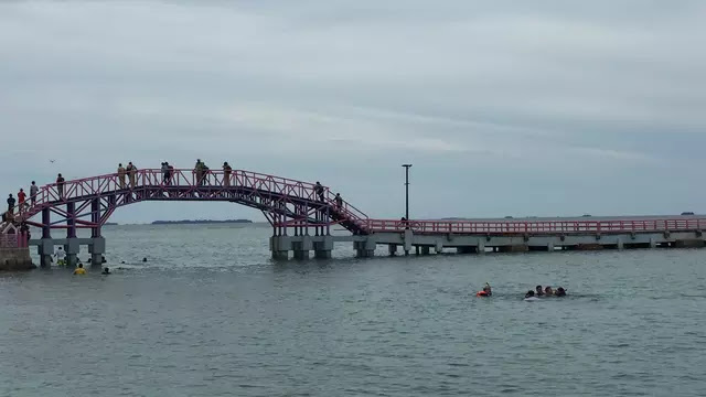 Tiba di Pulau Tidung, Sandiaga Uno Loncat dari Jembatan Cinta