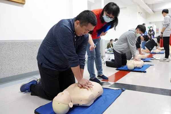 ▲大葉大學護理系老師指導民眾急救技巧。（大葉大學提供）