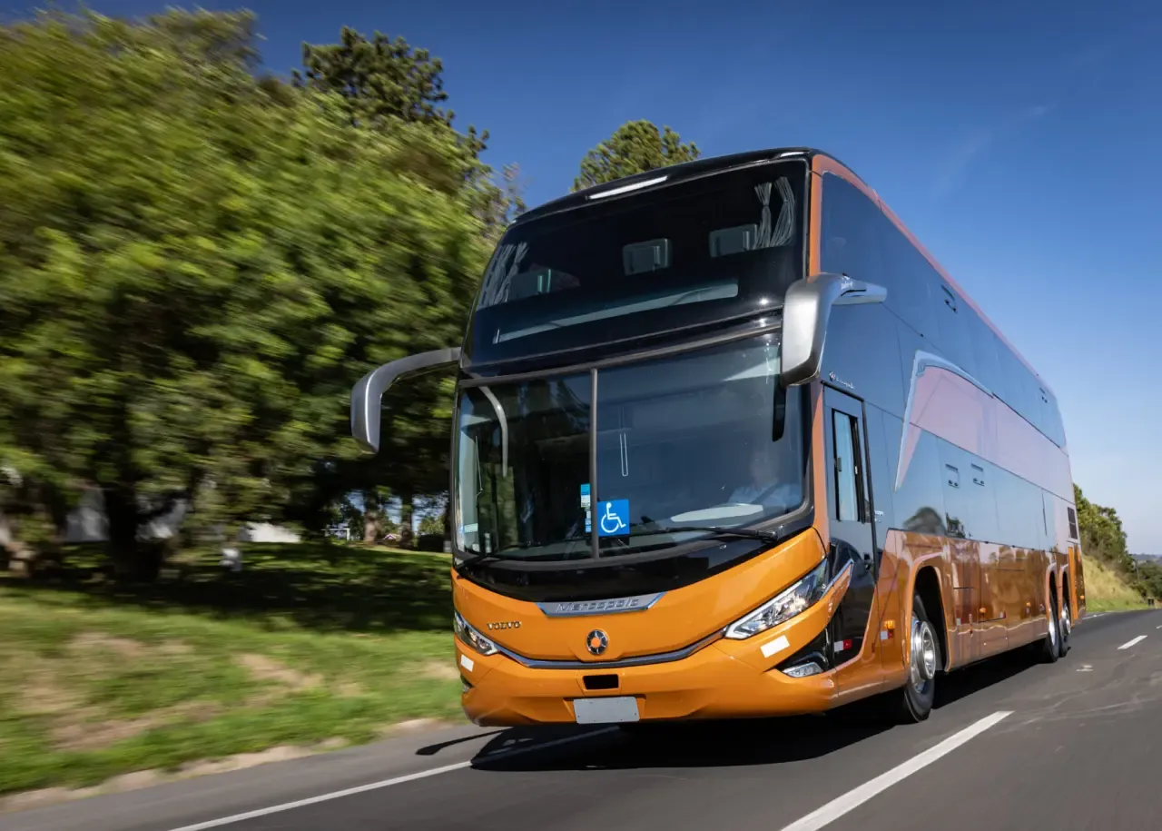Ônibus Volvo na cor laranja