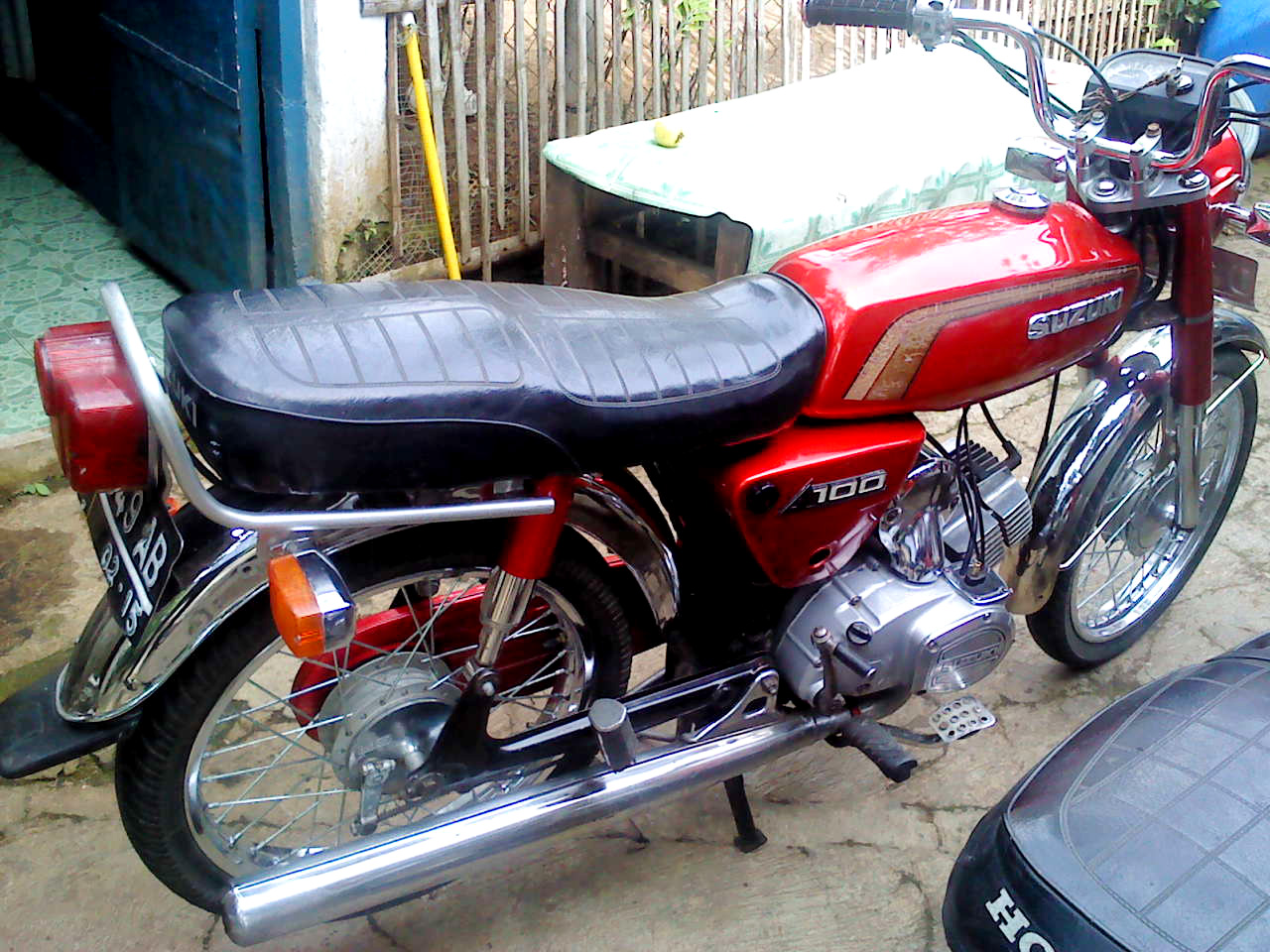 BISULTIKUDRAT SUZUKI  A100  1980 merah verygood condition 