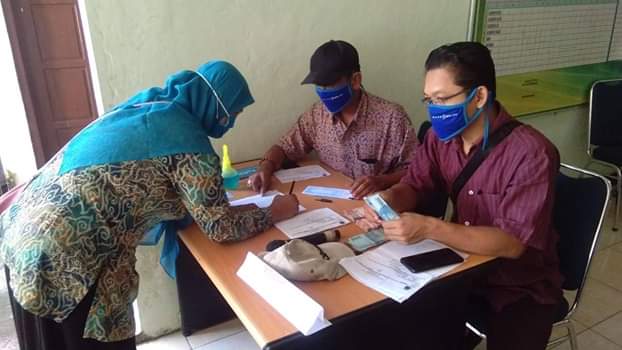 Bantuan Langsung Tunai "BLT" : Penerimaan BLT Warga Desa Kedungpoh Berlangsung Lancar Dan Tertib