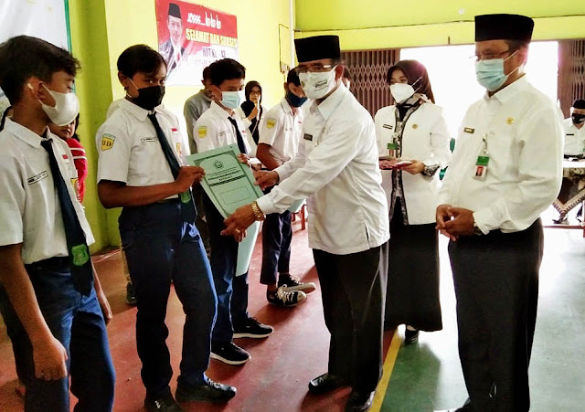  Rayakan Milad ke-43, MTsN 3 Boyolali Beri Santunan untuk Siswa Kurang Mampu