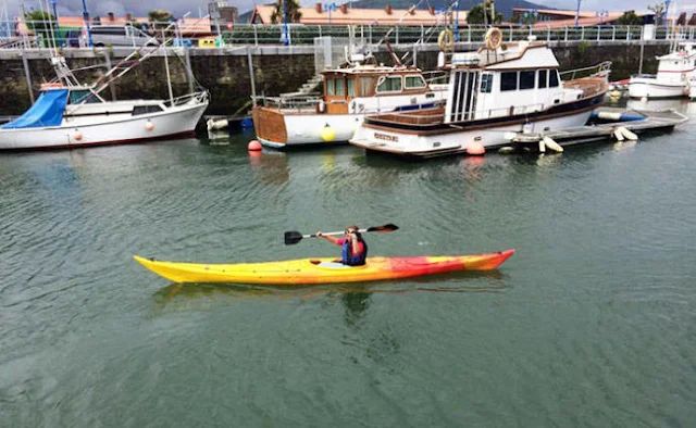 persona practicando kayak en el puerto de Getxo