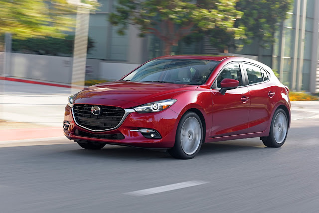 Front 3/4 view of 2017 Mazda 3 5-Door Grand Touring