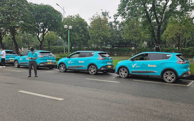 Hãng taxi điện của ông Phạm Nhật Vượng chính thức vận hành tại Hà Nội: quy mô ban đầu 500 xe VF e34, 100 xe VF8, sẽ ‘Nam tiến’ ngay trong tháng này